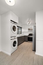 2033 N Beachwood Drive in Los Angeles, CA - Foto de edificio - Building Photo