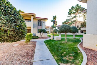 10610 S 48th St in Phoenix, AZ - Foto de edificio - Building Photo