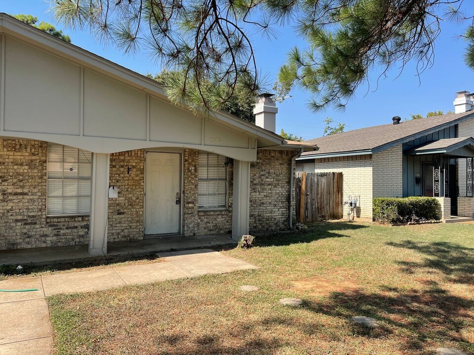 1305-1307 Willow Wood Ct in Irving, TX - Building Photo