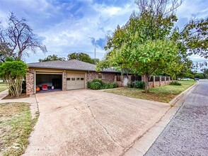 2325 Brookhollow Dr in Abilene, TX - Building Photo - Building Photo