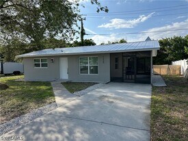 7225 Buchanan Rd in Ft. Myers, FL - Building Photo