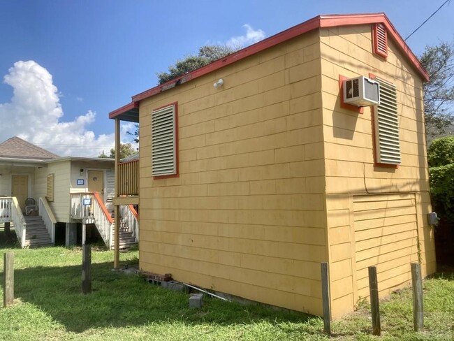 1907 Avenue O 1/2 in Galveston, TX - Foto de edificio - Building Photo