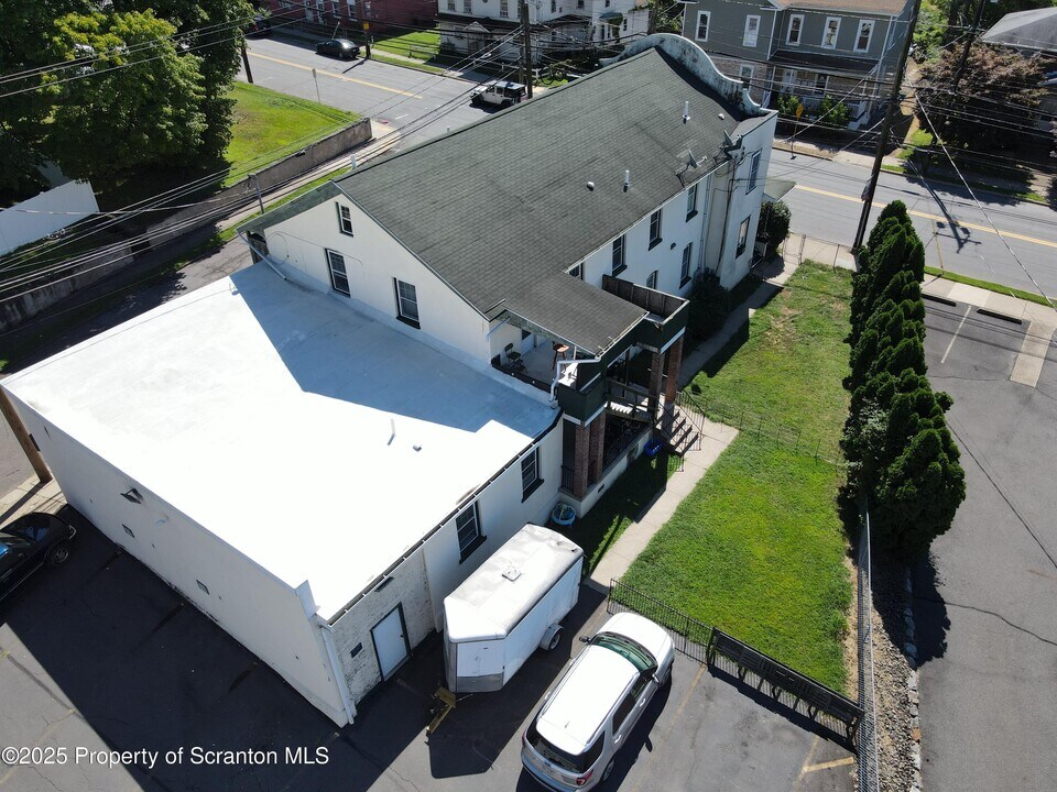 281 E Main St in Plymouth, PA - Building Photo