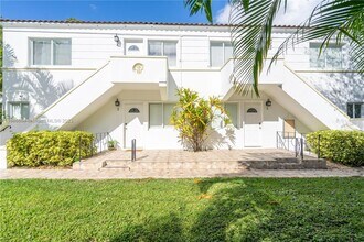 7514 NE 6th Ct-Unit -4 in Miami, FL - Foto de edificio - Building Photo