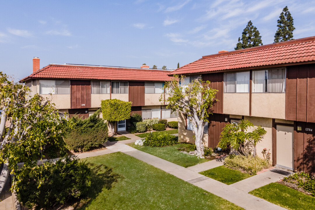 Longview Apartment Homes in Tustin, CA - Building Photo