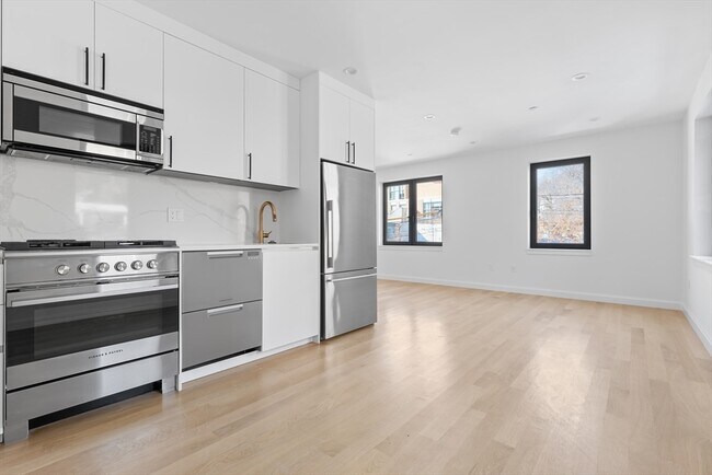 1618 Beacon St, Unit 3 in Brookline, MA - Foto de edificio - Building Photo