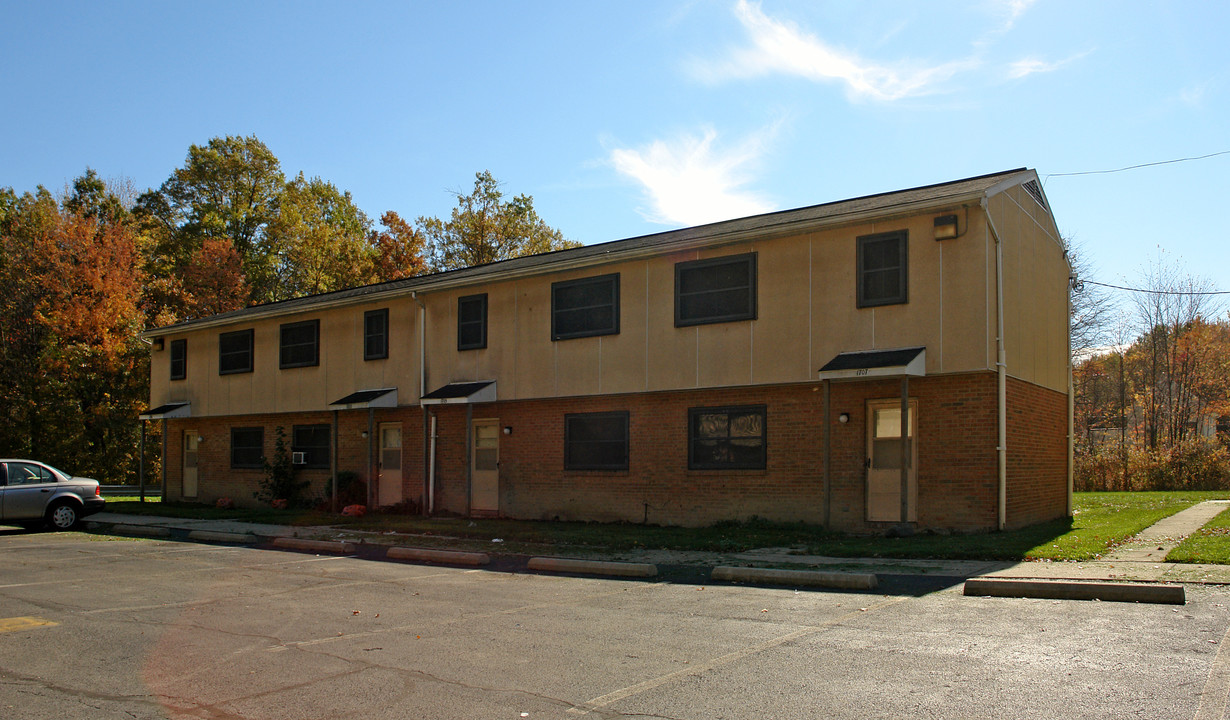 1707-1701 Colt Ct in Warren, OH - Foto de edificio