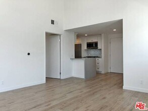 301 S Swall Dr in Los Angeles, CA - Building Photo - Building Photo