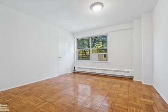 570 Grand St in New York, NY - Foto de edificio - Building Photo