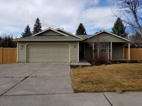 512 SW Forest Grove Dr in Bend, OR - Building Photo - Building Photo
