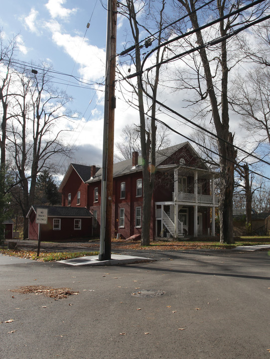 16 School St in Chatham, NY - Building Photo