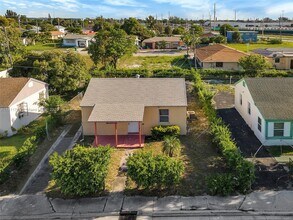 562 W 4th St in Riviera Beach, FL - Building Photo - Building Photo