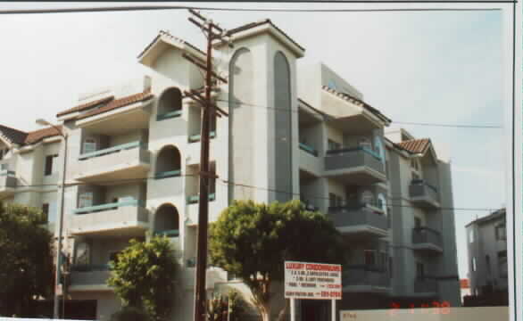 Residential Condominiums in Sherman Oaks, CA - Building Photo