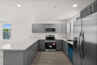 3815 Chiquita Blvd S in Cape Coral, FL - Foto de edificio - Building Photo