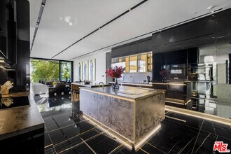 1369 Londonderry Pl in Los Angeles, CA - Building Photo - Building Photo