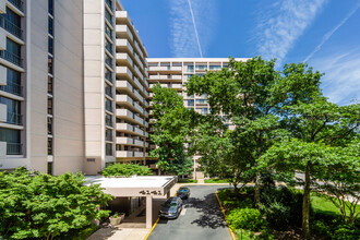 Hyde Park Condominium in Arlington, VA - Building Photo - Building Photo