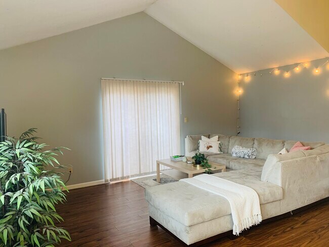 1685 Olympus Dr in Kent, OH - Foto de edificio - Building Photo