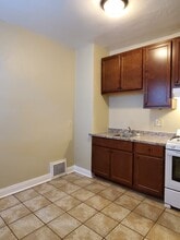 1927 E Hillcrest Ave, Unit 3 in Milwaukee, WI - Foto de edificio - Building Photo