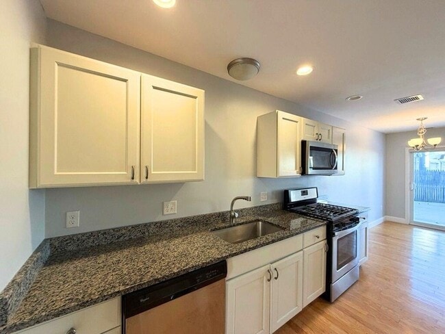 75 Deerwood Dr, Unit D in Nashua, NH - Foto de edificio - Building Photo