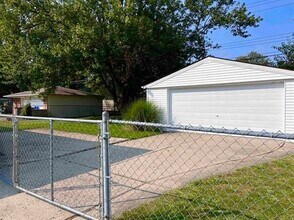 21173 Suffolk St in Clinton Township, MI - Foto de edificio - Building Photo