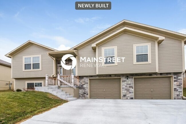 property at 1305 NW Hilltop Ln