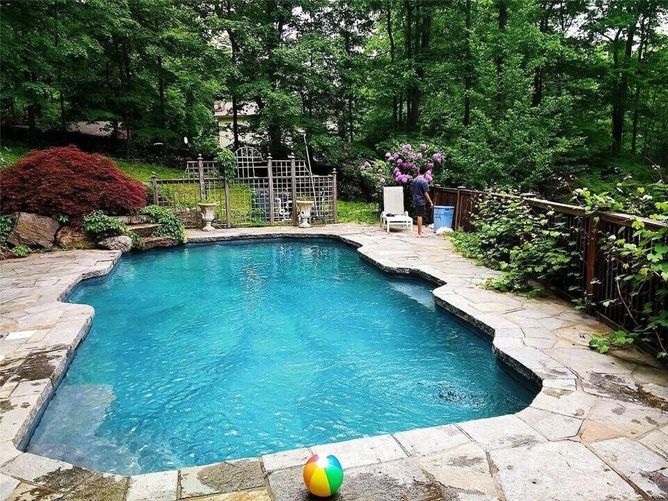 194 Westchester Ave in Pound Ridge, NY - Foto de edificio