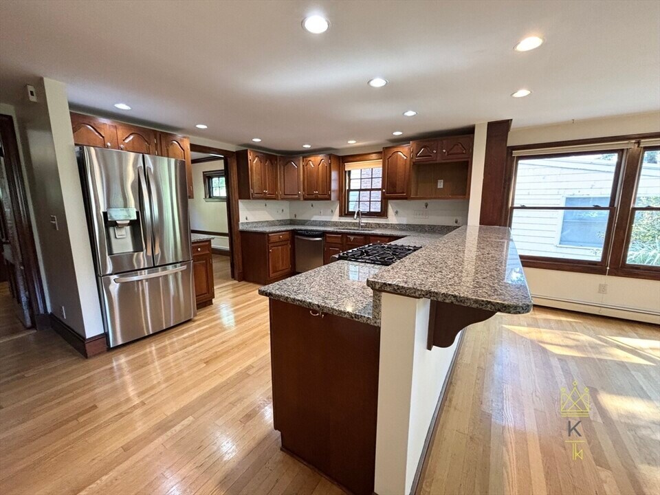 33 Clearwater Rd in Brookline, MA - Building Photo