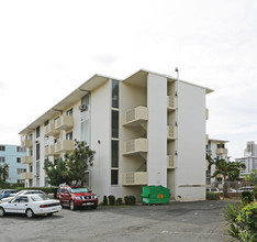 Varsity Villa in Honolulu, HI - Building Photo - Building Photo