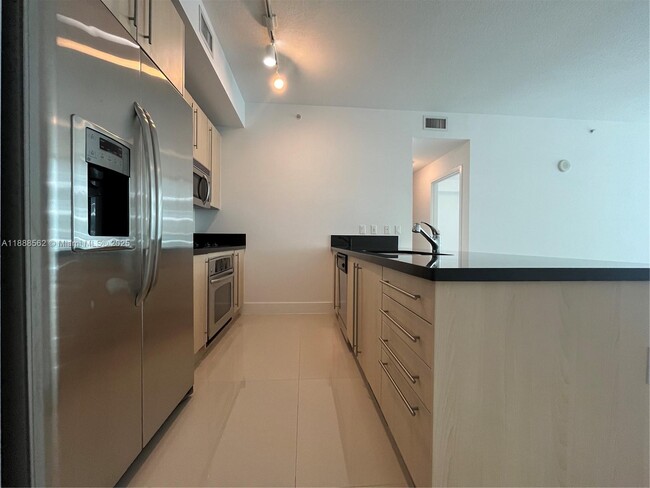 79 SW 12th St, Unit 2608 in Miami, FL - Building Photo - Building Photo