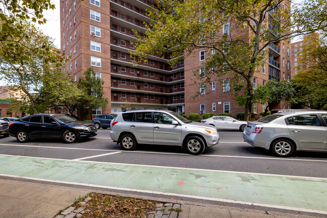 Park City Apartments in Rego Park, NY - Foto de edificio - Building Photo