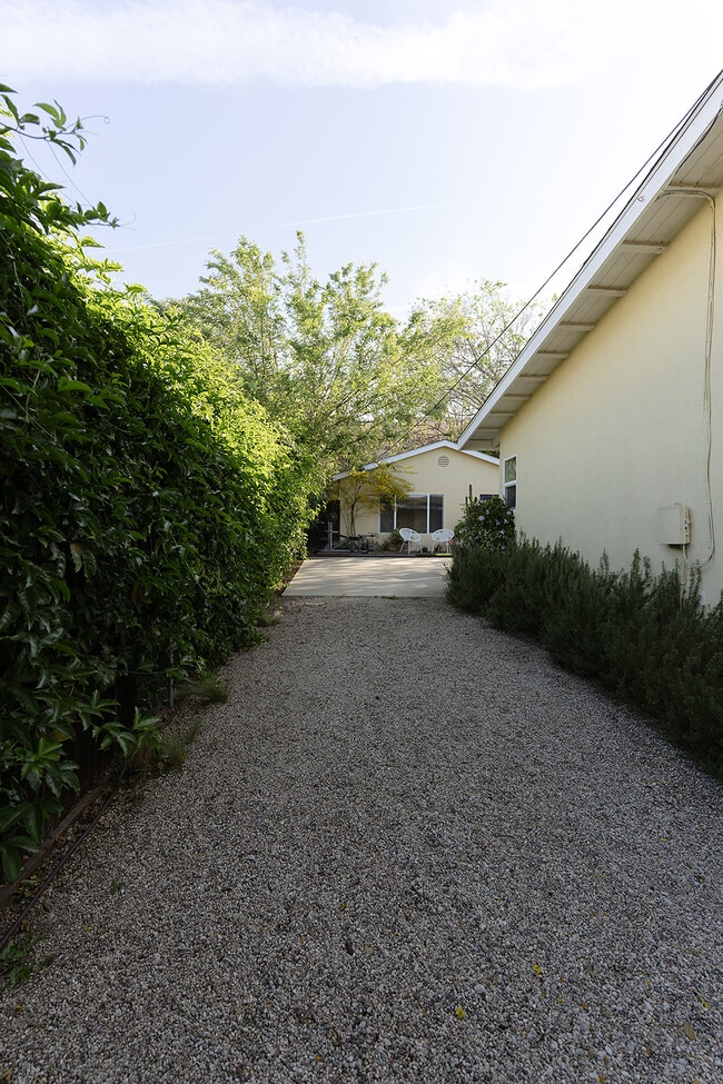 2841 Los Feliz Dr in Thousand Oaks, CA - Foto de edificio - Building Photo