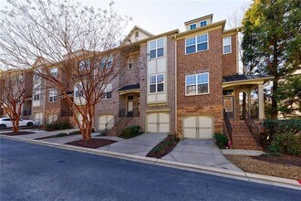 2022 Cobblestone Cir NE in Atlanta, GA - Foto de edificio - Building Photo