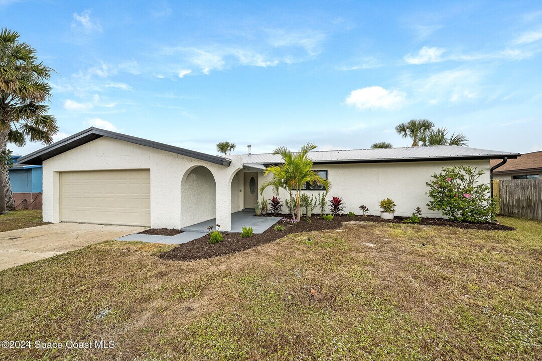 1730 E Riviera Dr in Merritt Island, FL - Building Photo