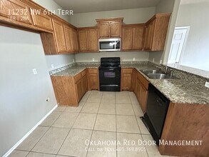 11232 NW 6th Terrace in Yukon, OK - Foto de edificio - Building Photo