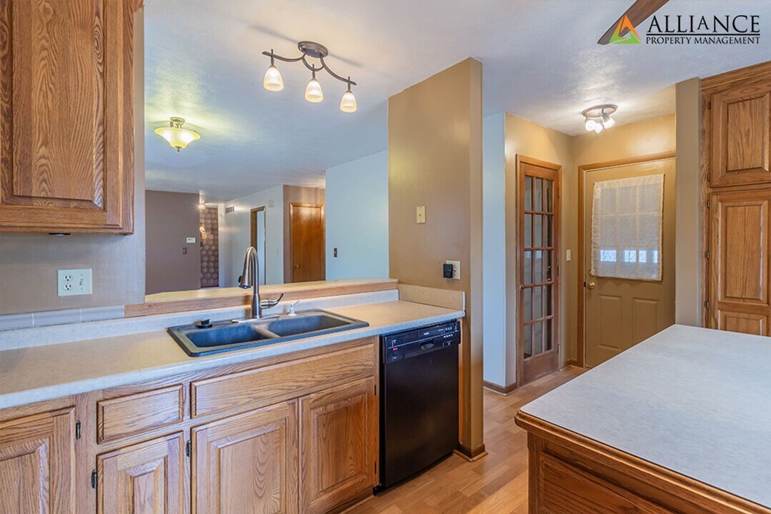 7044 Deer Trail Rd in Manhattan, KS - Building Photo