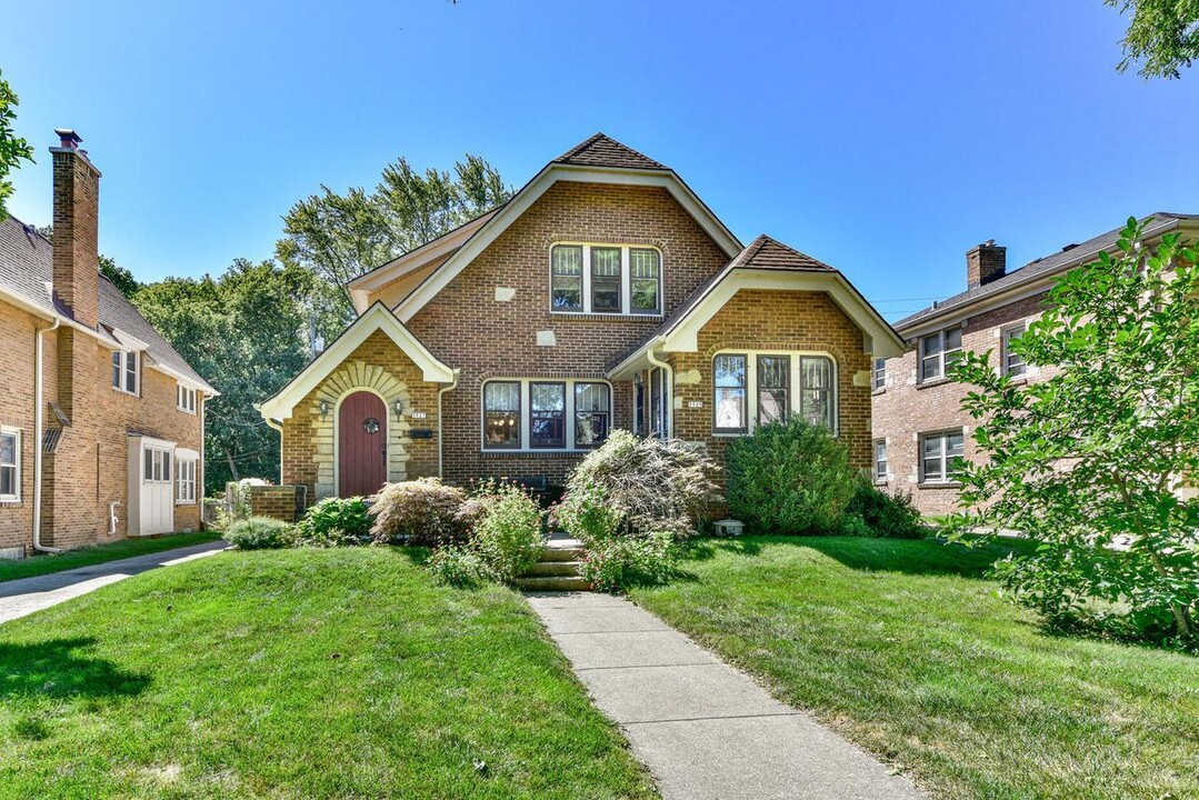 5927 W Wisconsin Ave, Unit Upper in Wauwatosa, WI - Building Photo