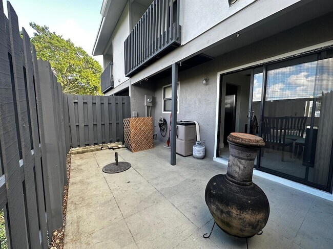 5704 Channel Dr in Greenacres, FL - Foto de edificio - Building Photo