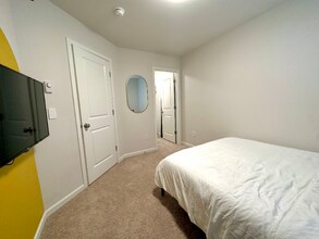 8230 S 132nd St in Seattle, WA - Foto de edificio - Building Photo