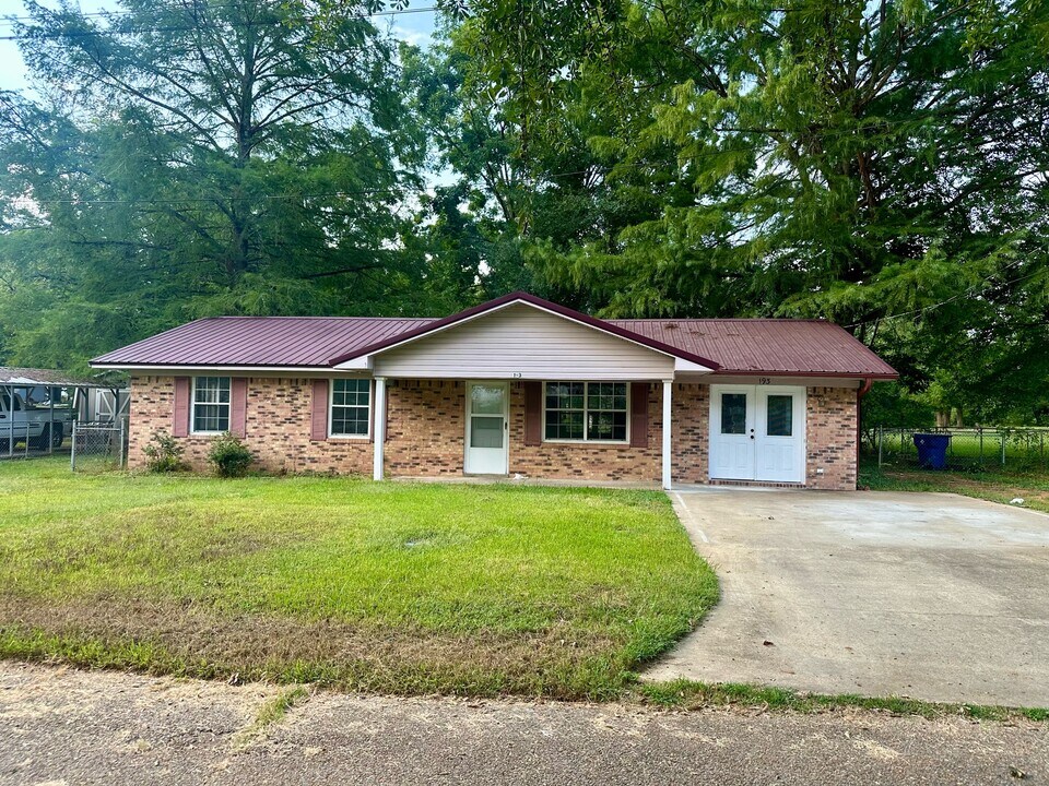 193 Nixon St in Pontotoc, MS - Building Photo
