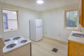 421 Peebles St, Unit 2 in Pittsburgh, PA - Building Photo - Building Photo