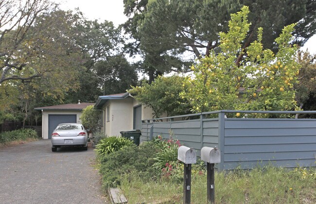635-637 Cambridge Ave in Menlo Park, CA - Foto de edificio - Building Photo