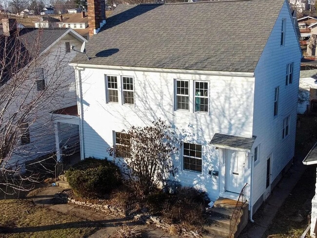 302 Everett Ave, Unit 302 Everett Avenue