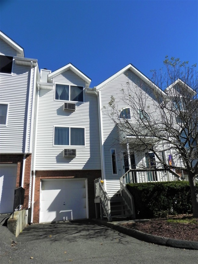 Oronoke Ridge Condominiums in Waterbury, CT - Building Photo - Other