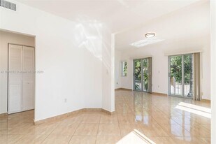694 NE 76th St in Miami, FL - Building Photo