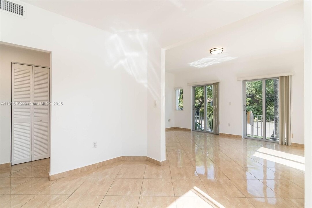 694 NE 76th St in Miami, FL - Building Photo