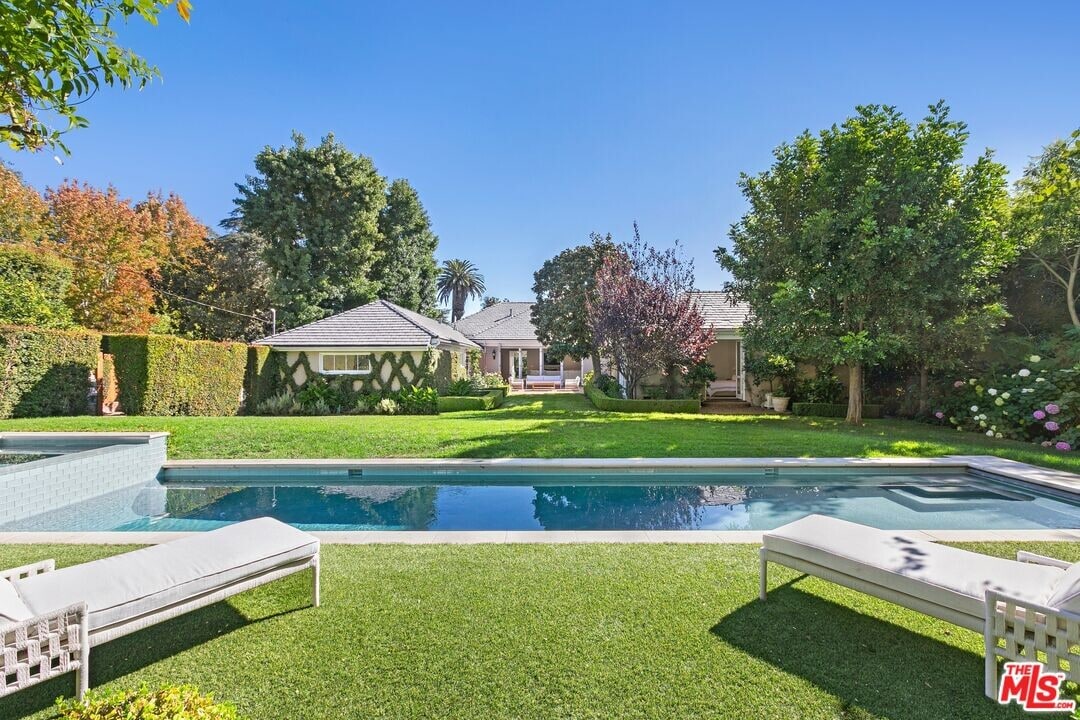 201 S Bristol Ave in Los Angeles, CA - Building Photo