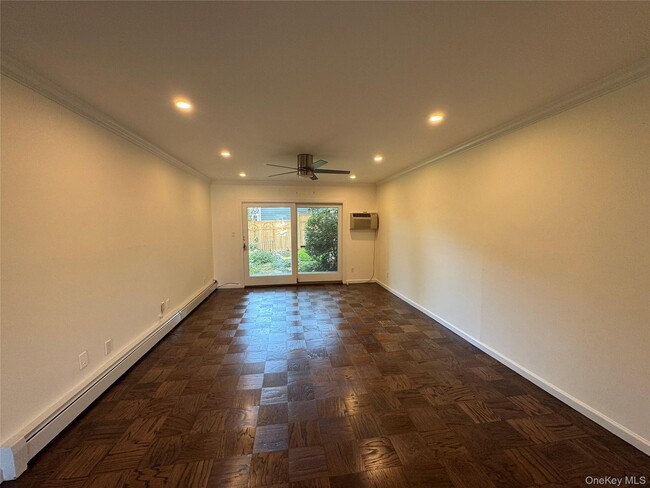 9 Harbour Ln in Oyster Bay, NY - Building Photo - Building Photo