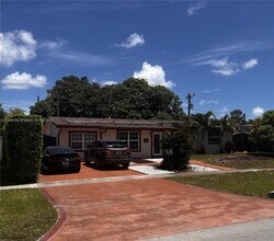 6871 SW 9th St in Pembroke Pines, FL - Building Photo - Building Photo