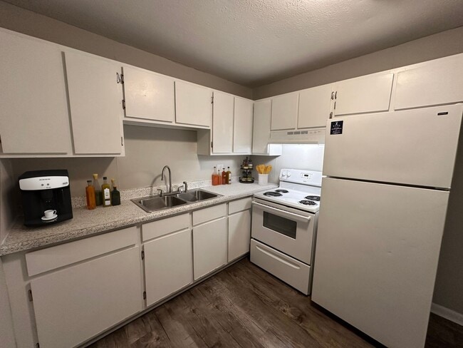411 Sharp Ln NE in Knoxville, TN - Building Photo - Building Photo
