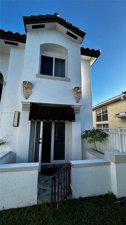 13069 NW 9th Terrace in Miami, FL - Foto de edificio
